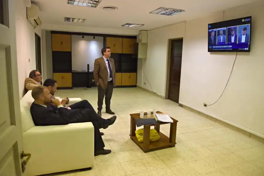 ATENCIÓN. La tensión de los ocho minutos libres se trasladó a los asesores. la gaceta / foto de josé nuno