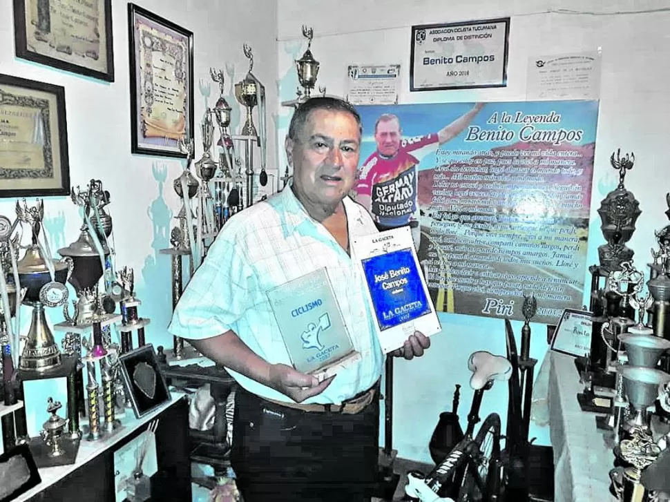 UN MUSEO. José Benito Campos luce orgulloso la distinción que le dio LA GACETA como “Mejor Ciclista” en 2007. 