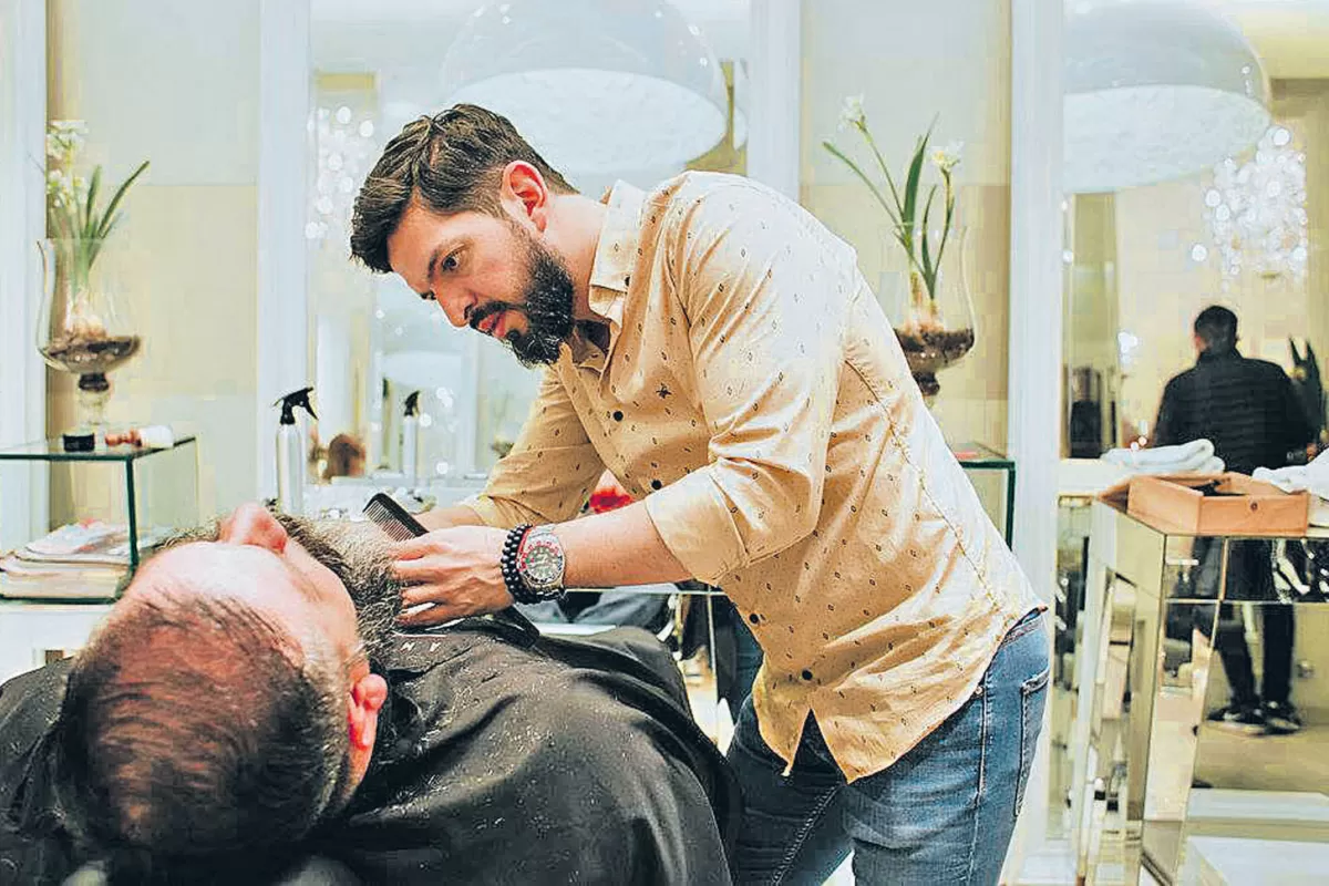 CUIDADOSAMENTE DESPROLIJO. Juan Quiroga, peluquero y barbero de Lolabarcelona, demuestra que no se trata de dejar que la barba crezca sin cuidados, pero que al mismo tiempo se puede jugar con la sensación de una personalidad libre y descontracturada.