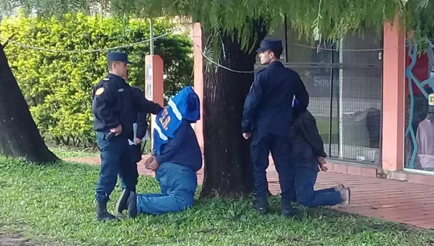 El momento en el que Fernández era detenido por la Policía entrerriana. FOTO TOMADA DE LANACION.COM