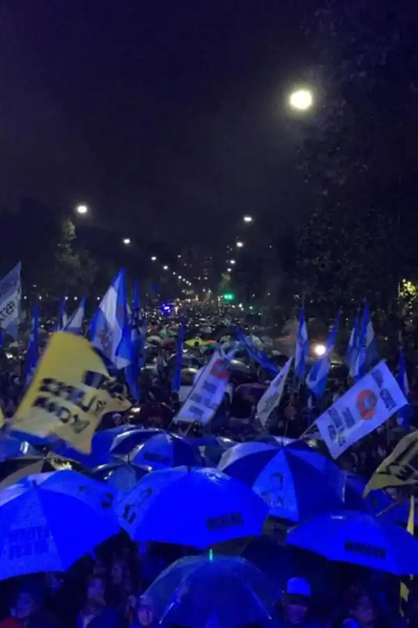 MILITANCIA. Los kirchneristas rodearon el predio de La Rural. telam