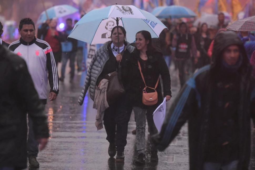 EN PANTALLAS. Pese a la lluvia, los simpatizantes acompañaron a su líder. 