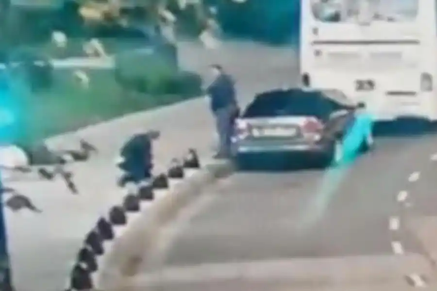 A CARA DESCUBIERTA. Así fue el ataque realizado desde un automóvil. 