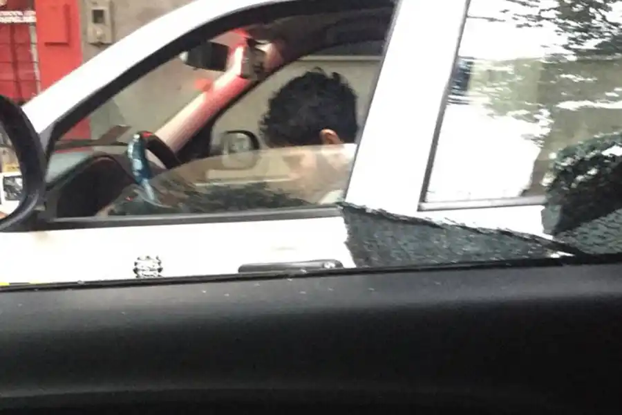 ROMPEVIDRIOS. Así quedó la ventana del vehículo.