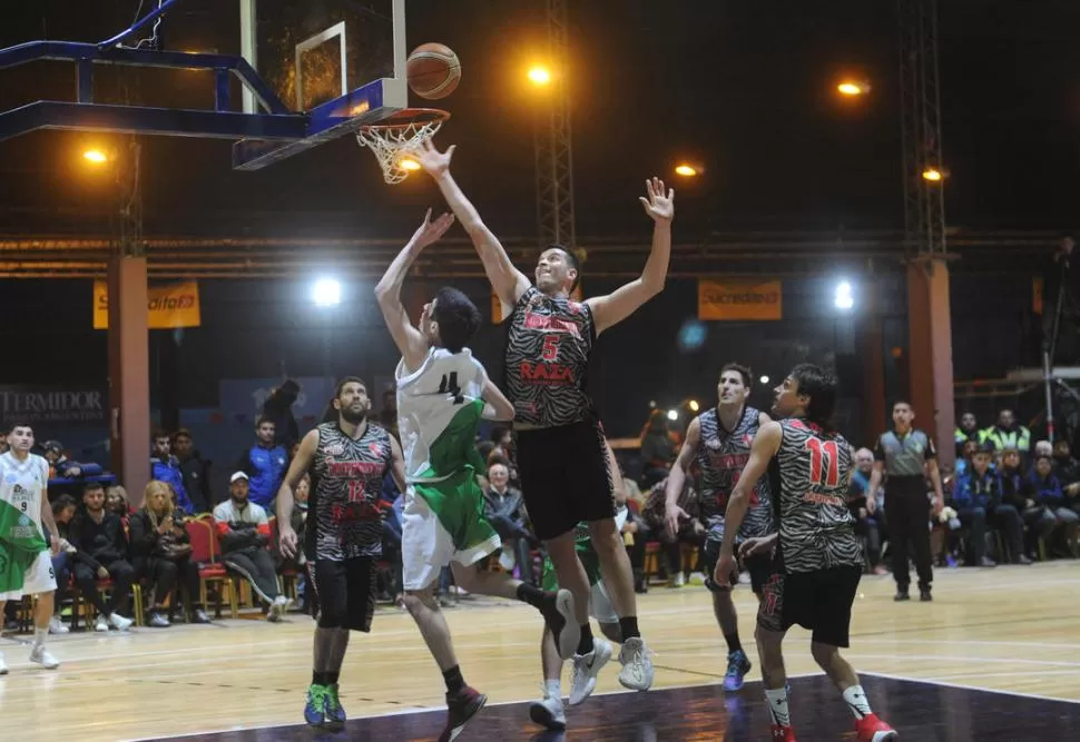 PRESENTE. Estudiantes (camiseta oscura) será uno de los participantes de la edición 22 del Argentino del NOA. la gaceta / foto de antonio ferroni 