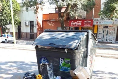 Los vecinos no colaboran y el municipio no recoge la basura