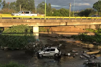 Cayó un auto del puente de San Cayetano: sus ocupantes se bajaron y se fueron a pie