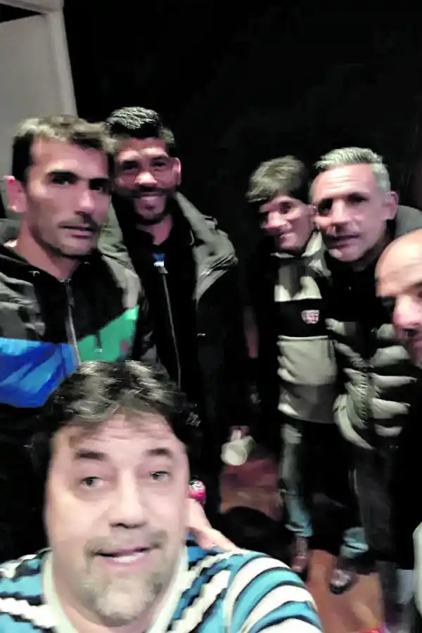 SELFIE. Caruso Lombardi se tomó una fotografía con Gómez y Orsi, durante una de las tantas charlas que brinda con la Agrupación Federal de Directores Técnicos.