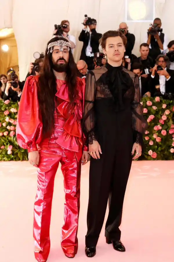 ALESSANDRO MICHELE Y HARRY STYLES. El voile negro, también para hombres. 