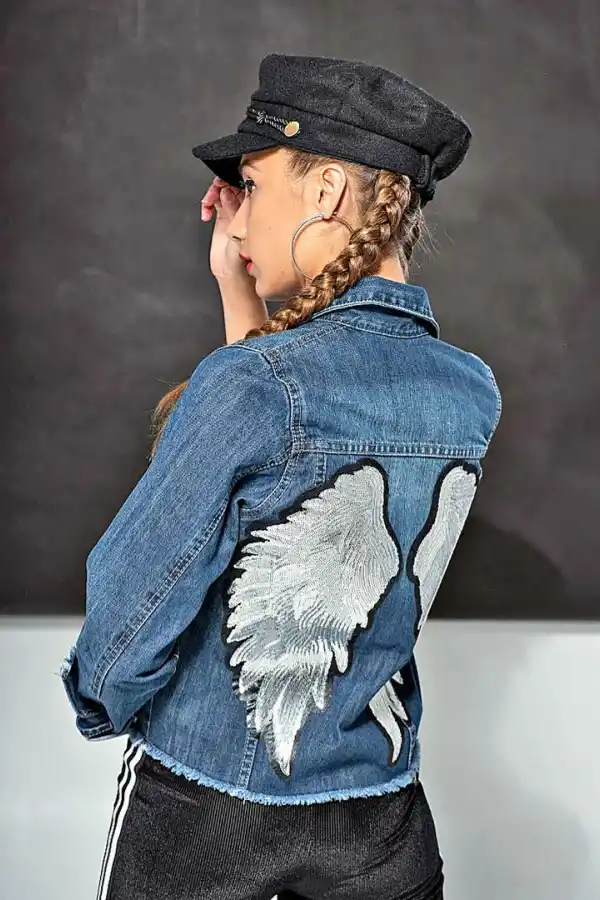 Campera de jean con aplique alas.Encontrala en Teens.