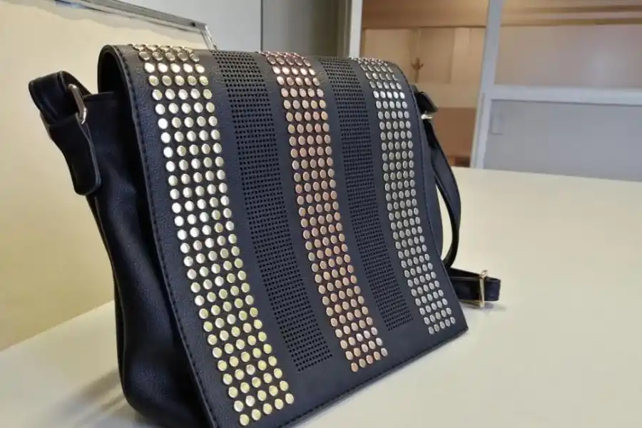 Bandolera con tachas metálicas de Amphora