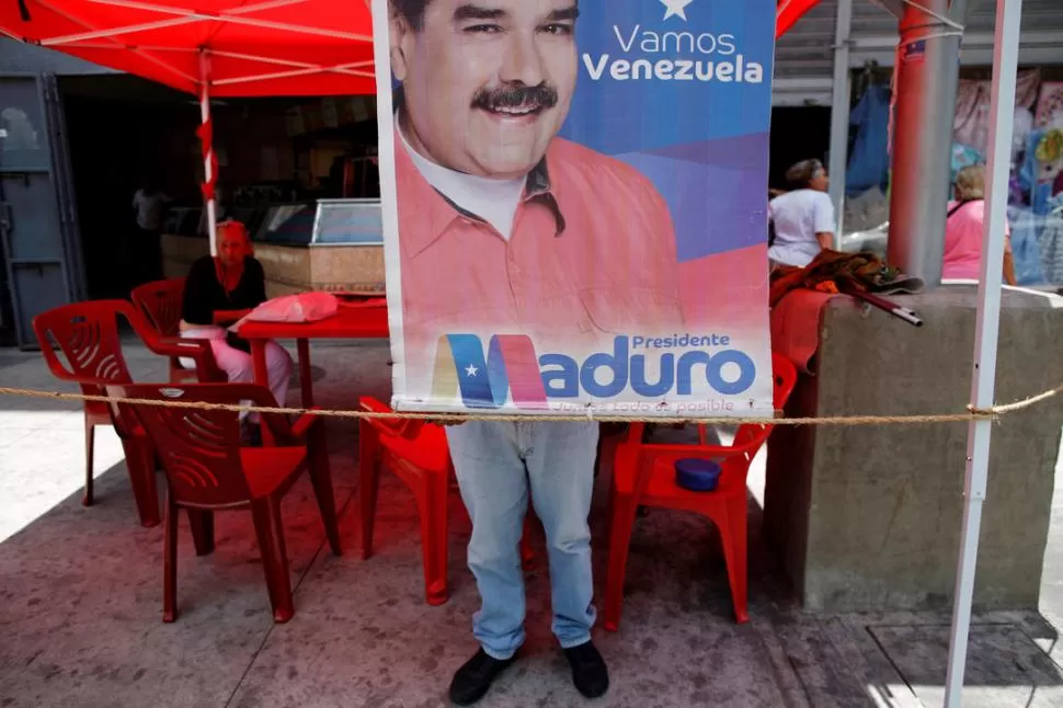 CALMA EN LA CAPITAL. Las imágenes del presidente Maduro cubren las paredes de Caracas, con leyendas como “Vamos Venezuela”.  Reuters