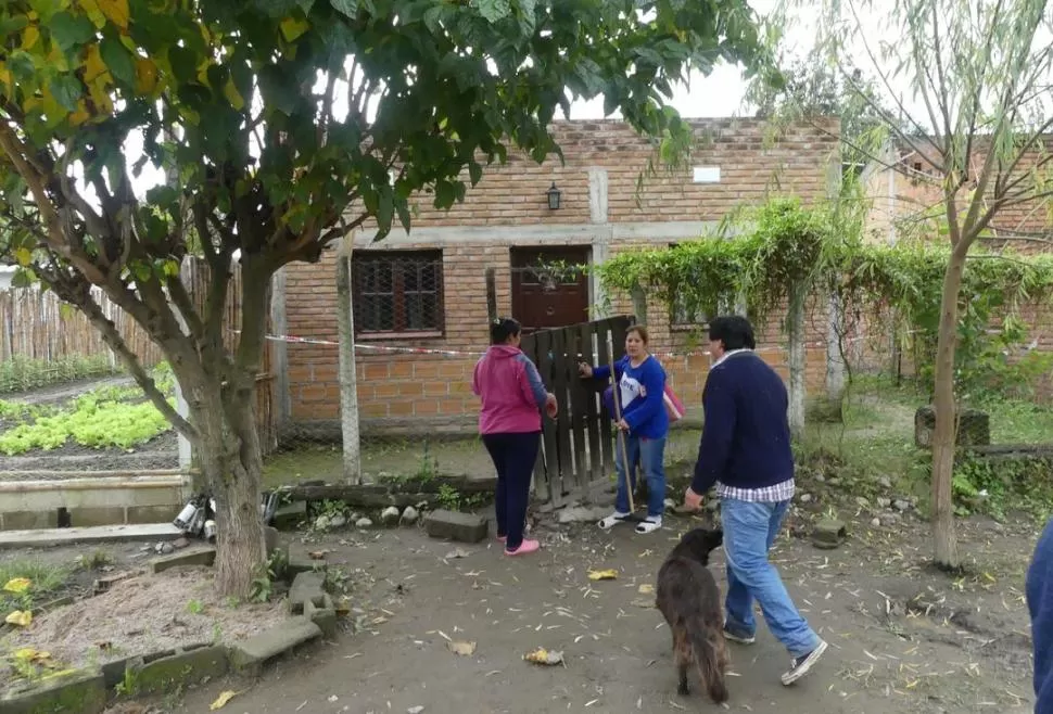 TRAGEDIA. El femicidio se perpetró en la casa de la última cuadra de Hipólito Yrigoyen, casi esquina Alfredo Palacios.  