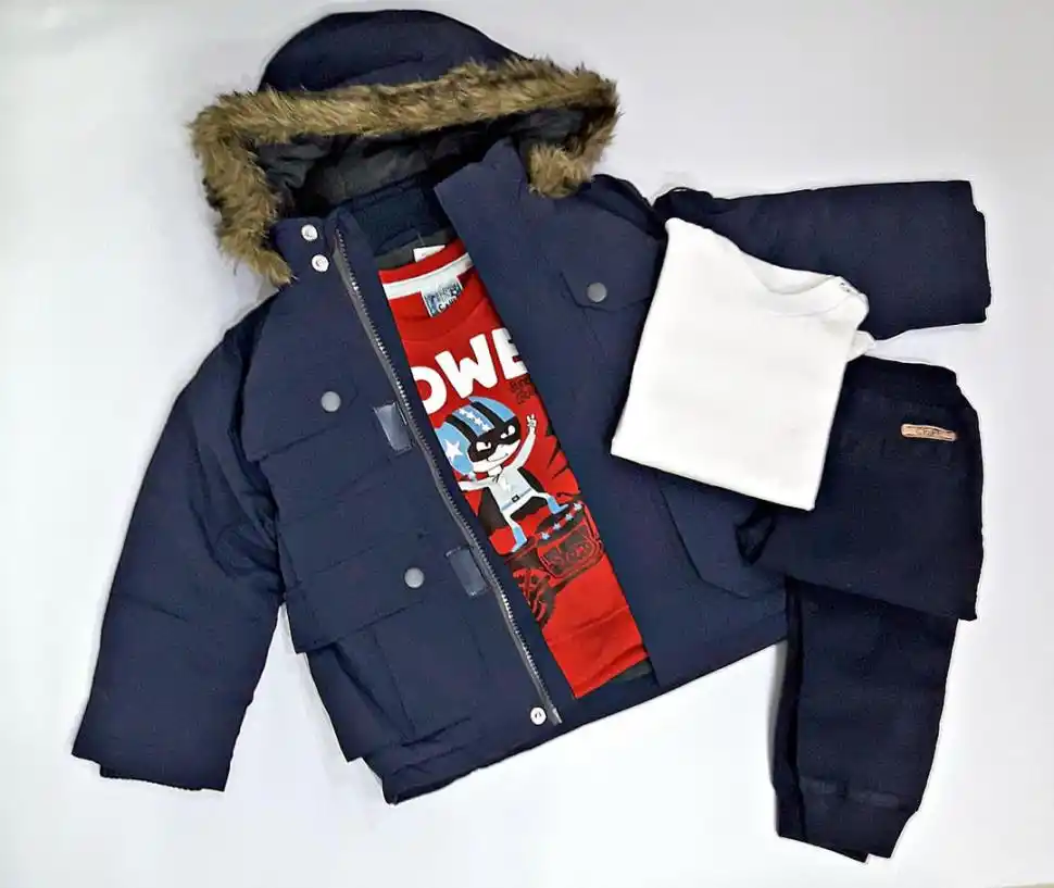 Parca impermeable con capucha piel, remera de algodón y jogger en Cosas de Chicos.