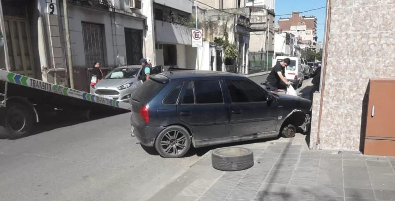 ACCIDENTE. Un auto chocó a otro estacionado y terminó en la vereda de una casa de calle Las Heras.