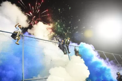 Hinchas declaran intransferibles a Aliendro y a Barbona