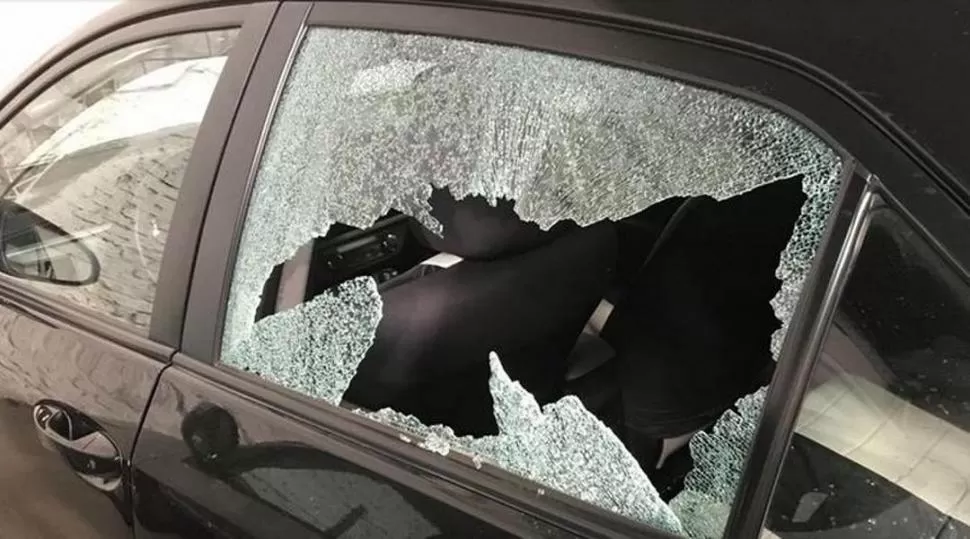 MÉTODO. Según los videos, los ladrones usaron un inhibidor de alarmas. Como no funcionó, destruyeron la ventanilla. 