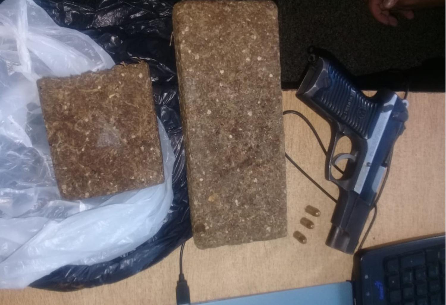 Golpeó a su hermana y cuando lo detuvieron le encontraron un kilogramo de marihuana