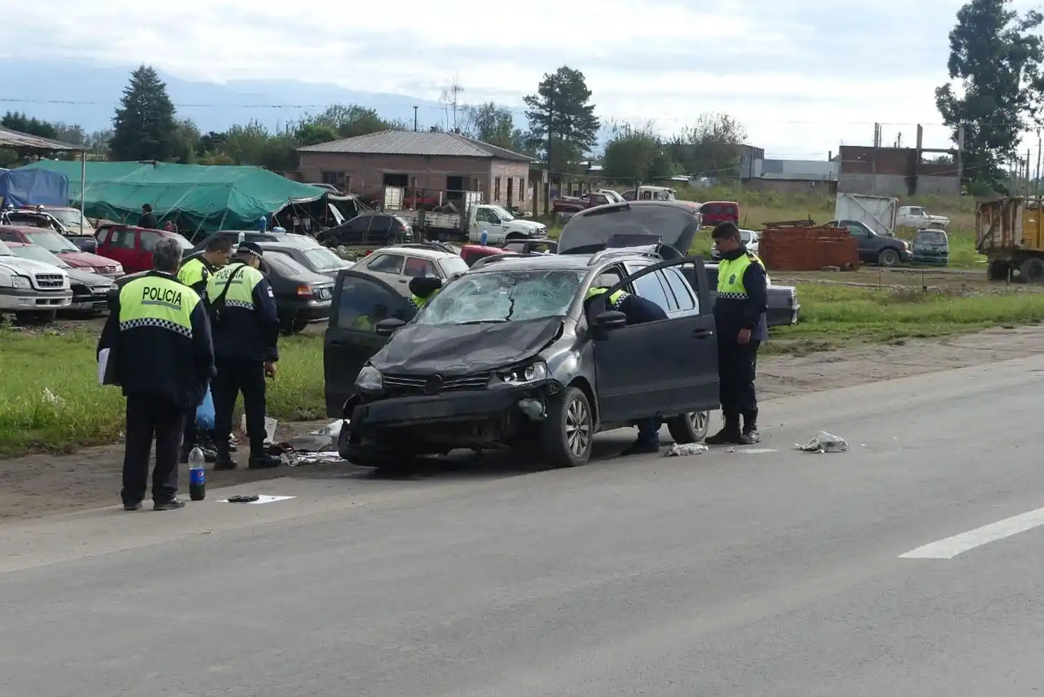 PERITAJE. Las manchas de sangre, en Río Seco, marcaron el lugar del hecho.