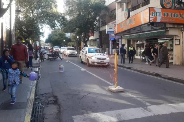 Comenzaron a ensanchar la vereda en 25 de Mayo al 300