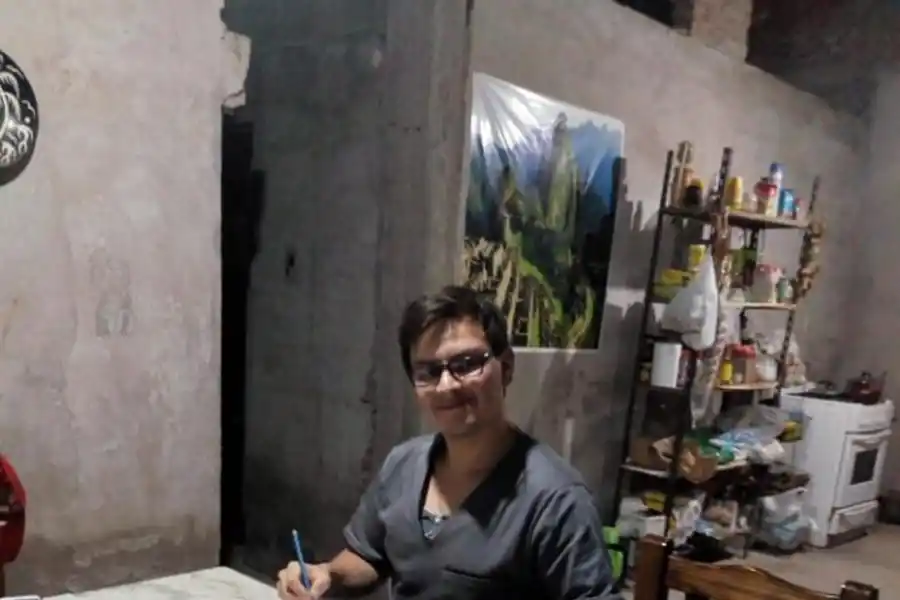 Bruno Donaire (27) estudia en su casa, en la zona del Mercofrut.