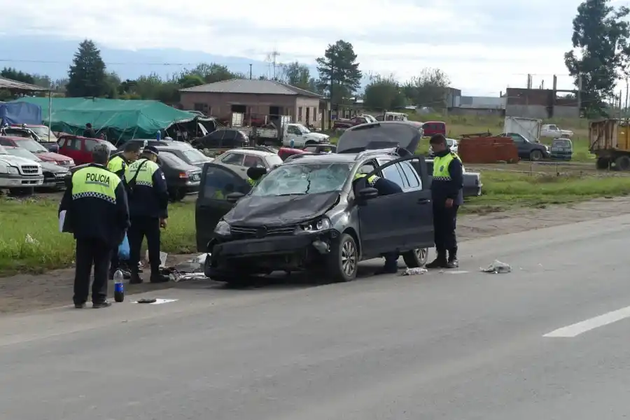 PERITAJE. Las manchas de sangre, en Río Seco, marcaron el lugar del hecho.