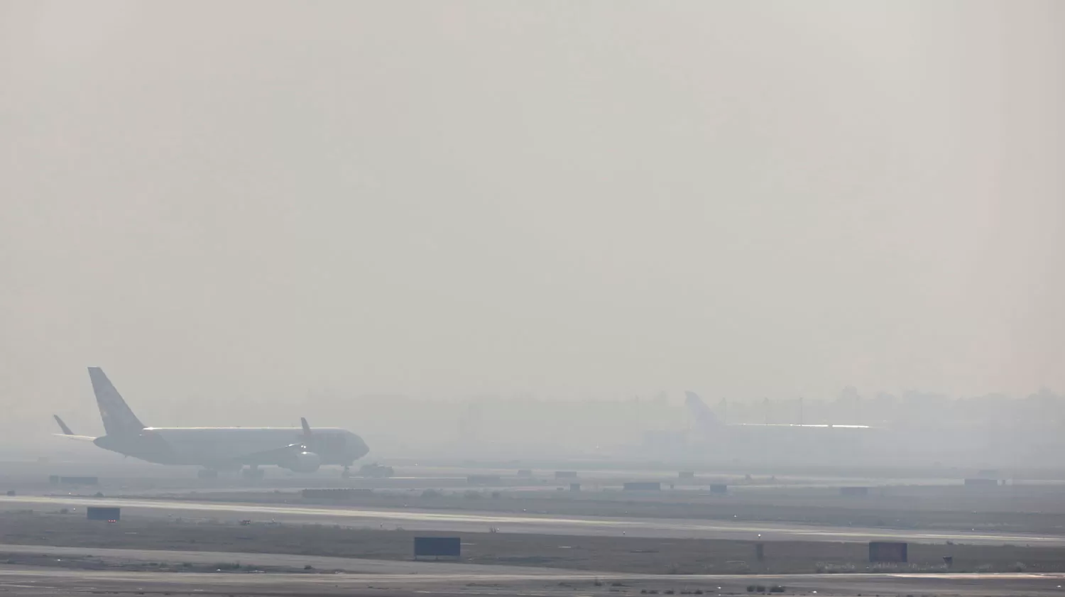 INCREÍBLE. Así se veía hoy el aeropuerto de Ciudad de México, tapado por una neblina de aire contaminado.