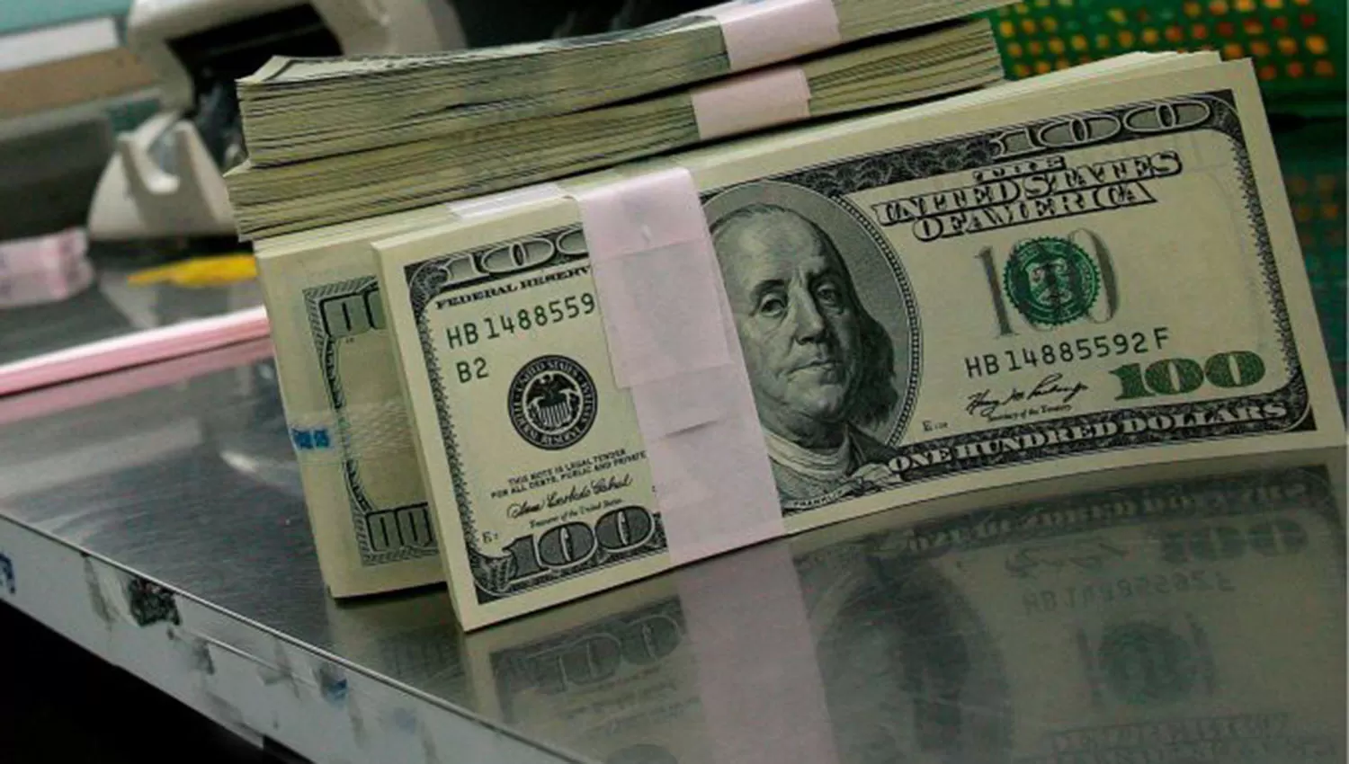 En una jornada calma, el dólar retrocedió 24 centavos, a $ 46,16