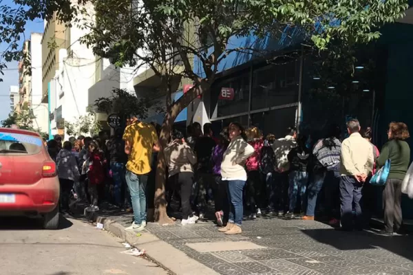 Las colas para las ayudas sociales se trasladaron al microcentro