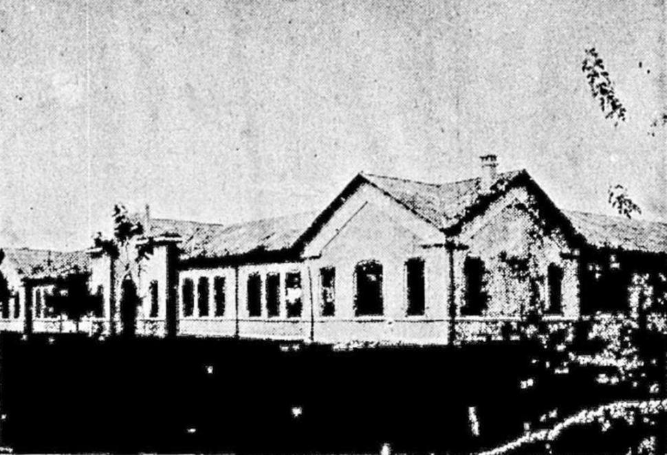 INAUGURACIÓN. La escuela en 1932 poco antes de abrir sus puertas.