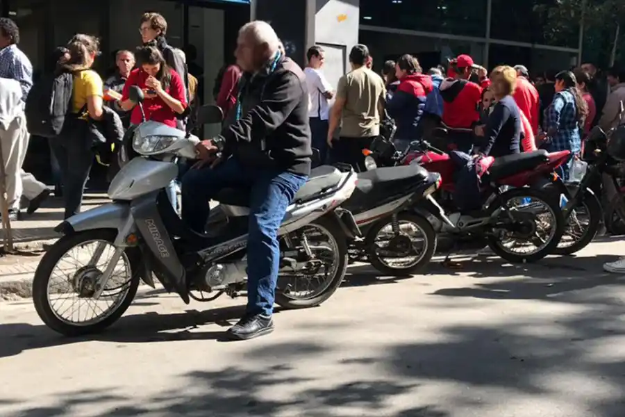 Largas colas en la sede de un banco céntrico. / LA GACETA