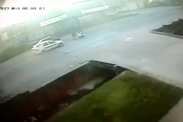 Video: un taxista embistió a una mujer y dos niñas que cruzaban la calle en Tafí Viejo