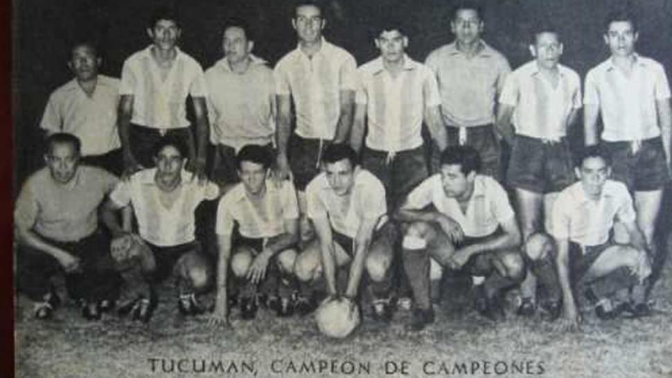 EL PRIMERO. El equipo de 1960 posa antes de uno de los partidos de la Copa de Campeones. la gaceta / foto de hector peralta