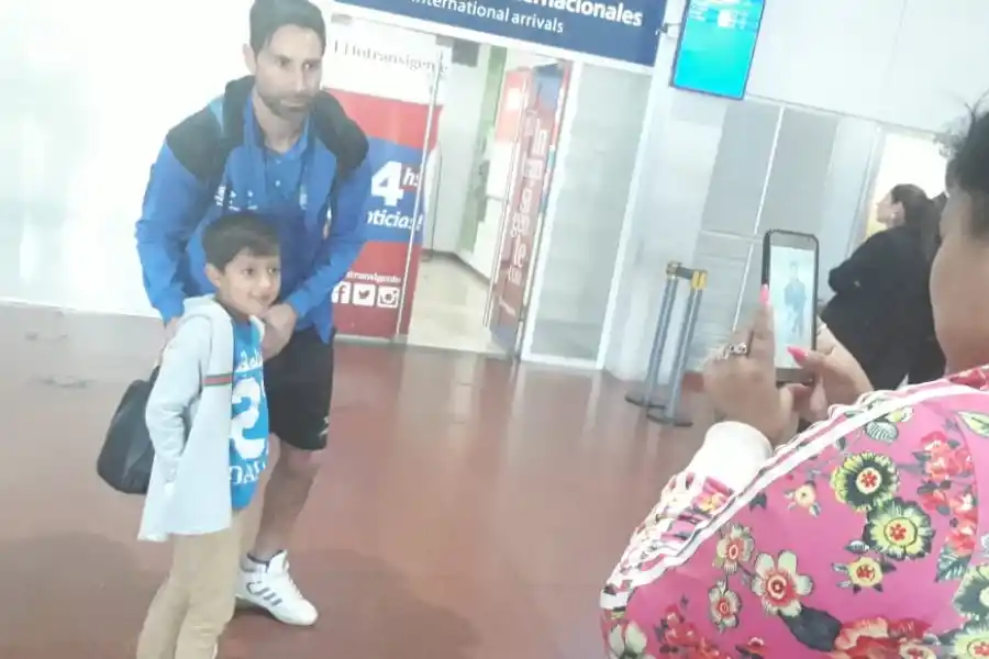 Los jugadores de Atlético llegaron a Tucumán y algunos hinchas los recibieron con aplausos