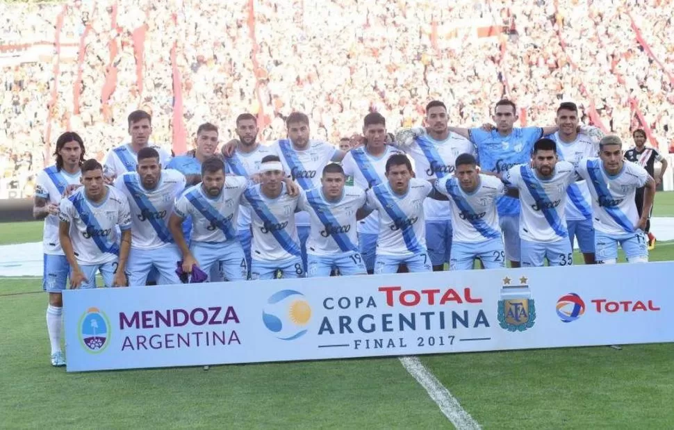 TITULARES Y SUPLENTES. Los 18 convocados posaron antes de la final de la Copa Argentina 2017.