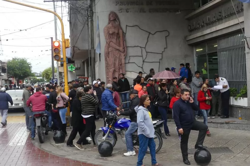 EN EL SUR. Beneficiarios de “planes” hacen fila fuera de una sucursal de la Caja en Concepción. la gaceta / foto de Osvaldo Ripoll