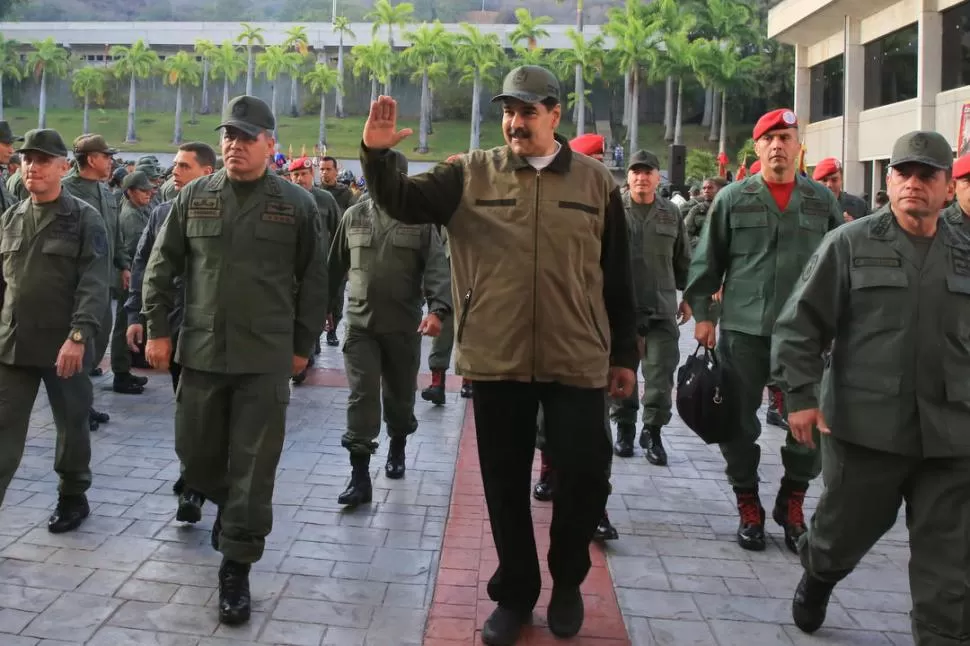 DE UNIFORME MILITAR. Maduro y su ministro de Defensa, Vladimir Padrino saludan a la entrada del Palacio de Miraflores, en la capital venezolana.  reuters
