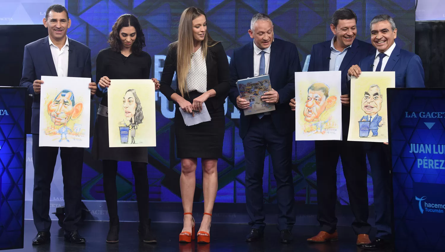EL FINAL. Leito, Pecci, Pérez y Alfaro exhiben las caricaturas realizadas por Ricardo Heredia y Héctor Palacios. Acompañan Servetto y van Mameren.