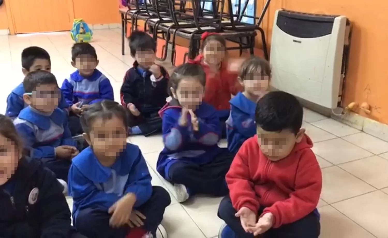 POLÉMICA. El de rojo es el niño de 4 años, hincha de San Martín. CAPTURA DE VIDEO