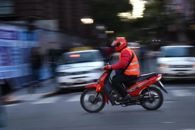 De a poco la ciudad se pinta de naranja y amarillo