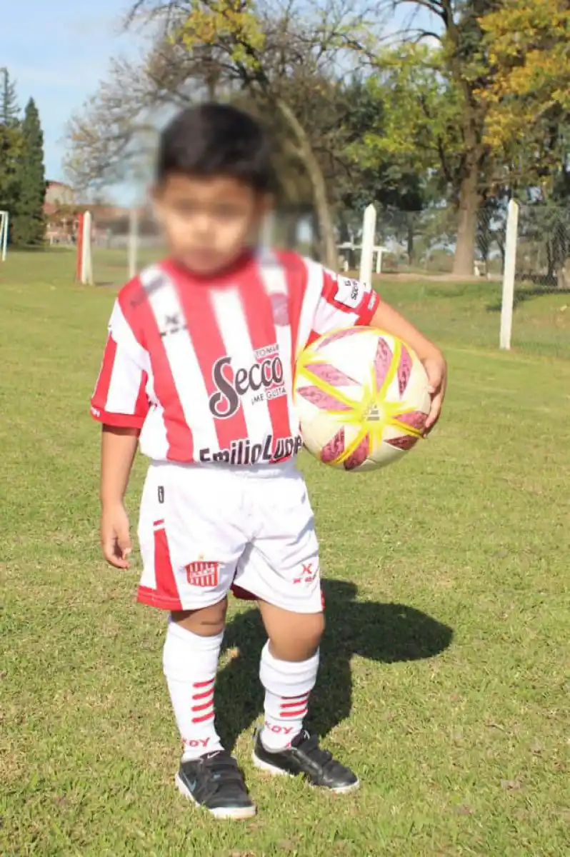 El nene del Santo se vistió de rojo y blanco, jugó con Pons y se llevó la pelota a su casa