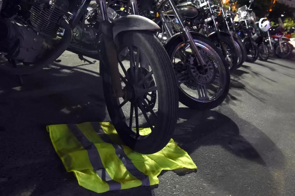 EN REBELIÓN. Los motoqueros dijeron que no usarán los chalecos porque “es una resolución sin peso legal”. la gaceta / foto de diego aráoz