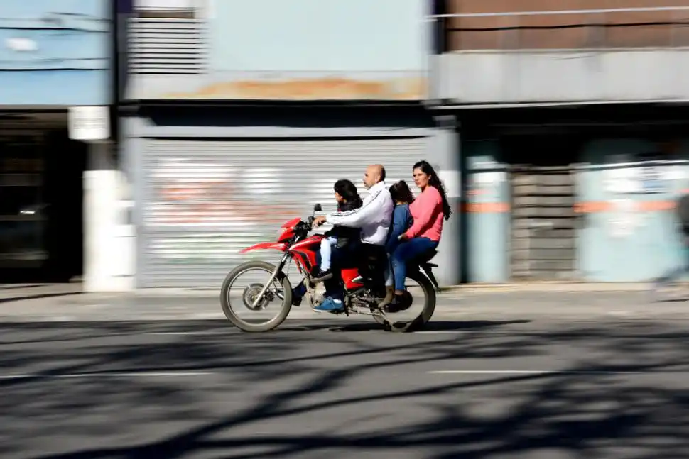 SIN CASCO Y CON NIÑOS. Son repetidos los casos en los que se ven familias enteras en una motocicleta y sin ninguna protección.