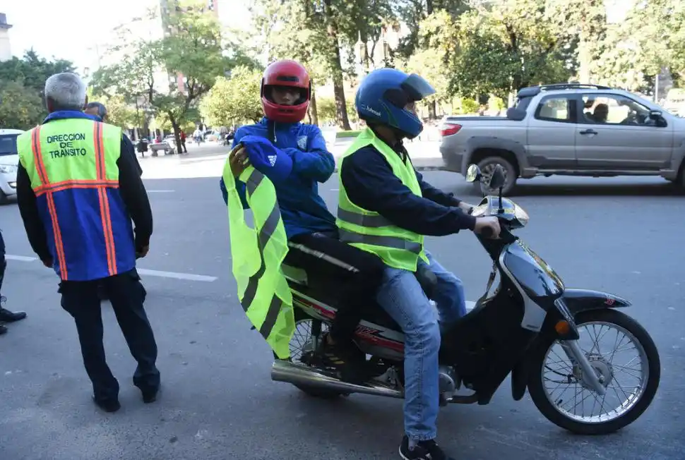 MÁS SEGUROS. Dos casos en los que cumplieron con las normas vigentes: usaron chalecos reflectivos y los cascos reglamentarios. LA GACETA / FOTOS DE ANALÍA JARAMILLO-FRANCO VERA.-