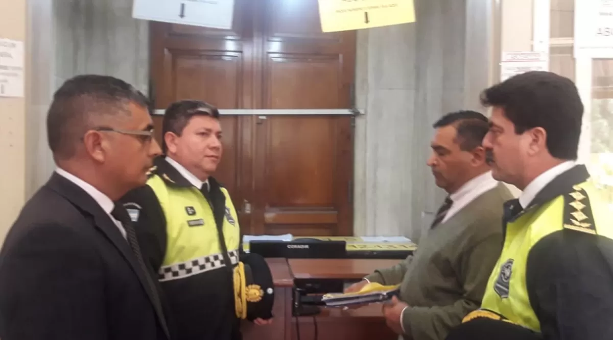 DENUNCIA. El jefe, Manuel Bernachi, el subjefe, Rolando Gómez (derecha) y los abogados de la fuerza, en Tribunales.  