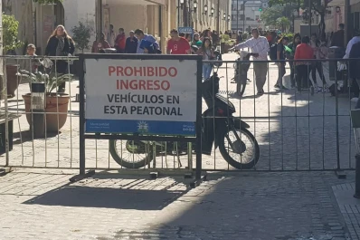Estacionamiento prohibido, pero nadie respeta la norma