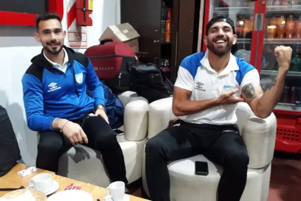 Atlético tuvo un viaje con demora pero recargado de buena onda