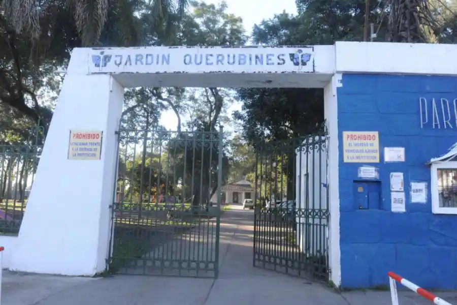TRISTE. El niño (primero de la derecha) con la cabeza gacha, en el jardín. la gaceta / foto de Antonio Ferroni  
