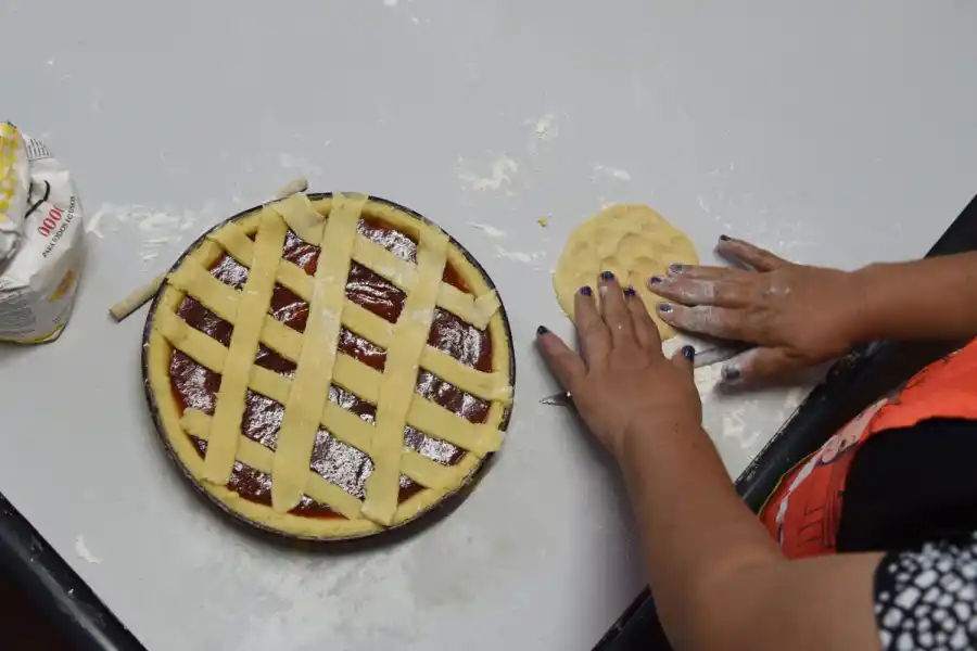 GASTRONOMÍA. En cocina, las chicas ya aprendieron a hacer diferentes tipos de masas y tartas dulces.