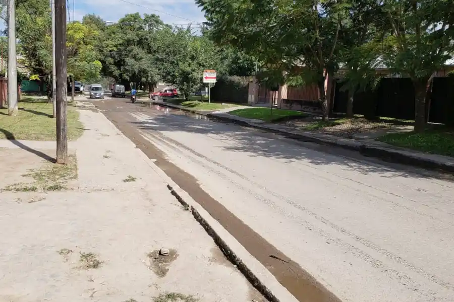 Hay dos pérdidas de agua, pero sólo repararon una de ellas